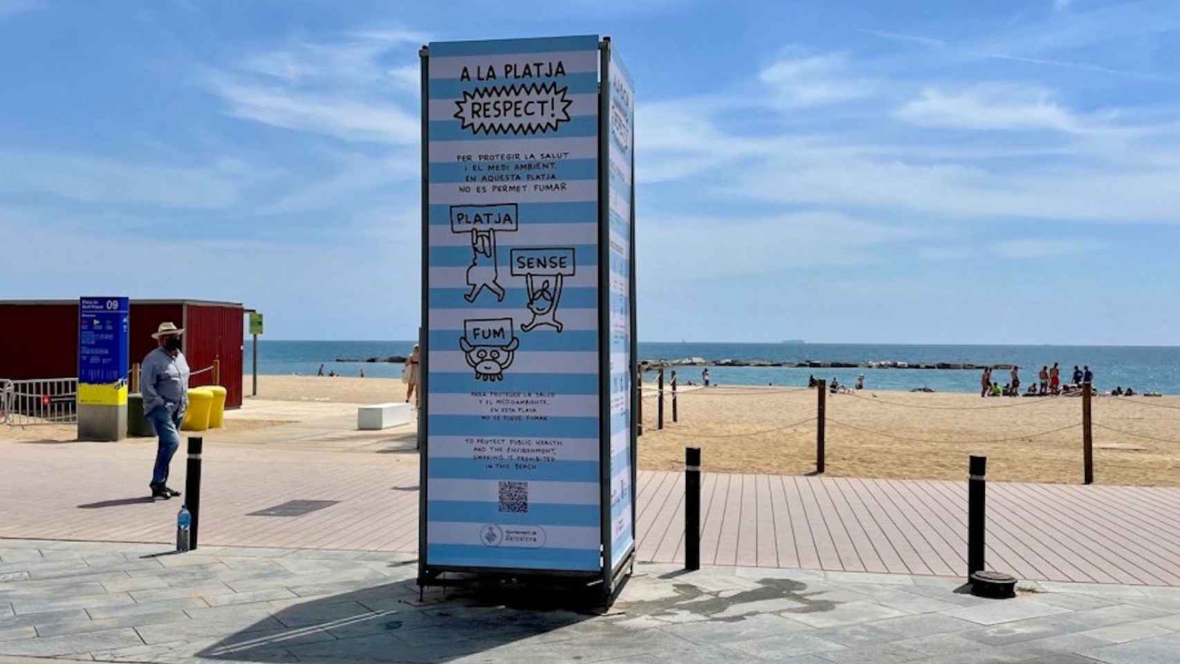 Una playa de Barcelona con la campaña 'Platja sense fum' / ASPB