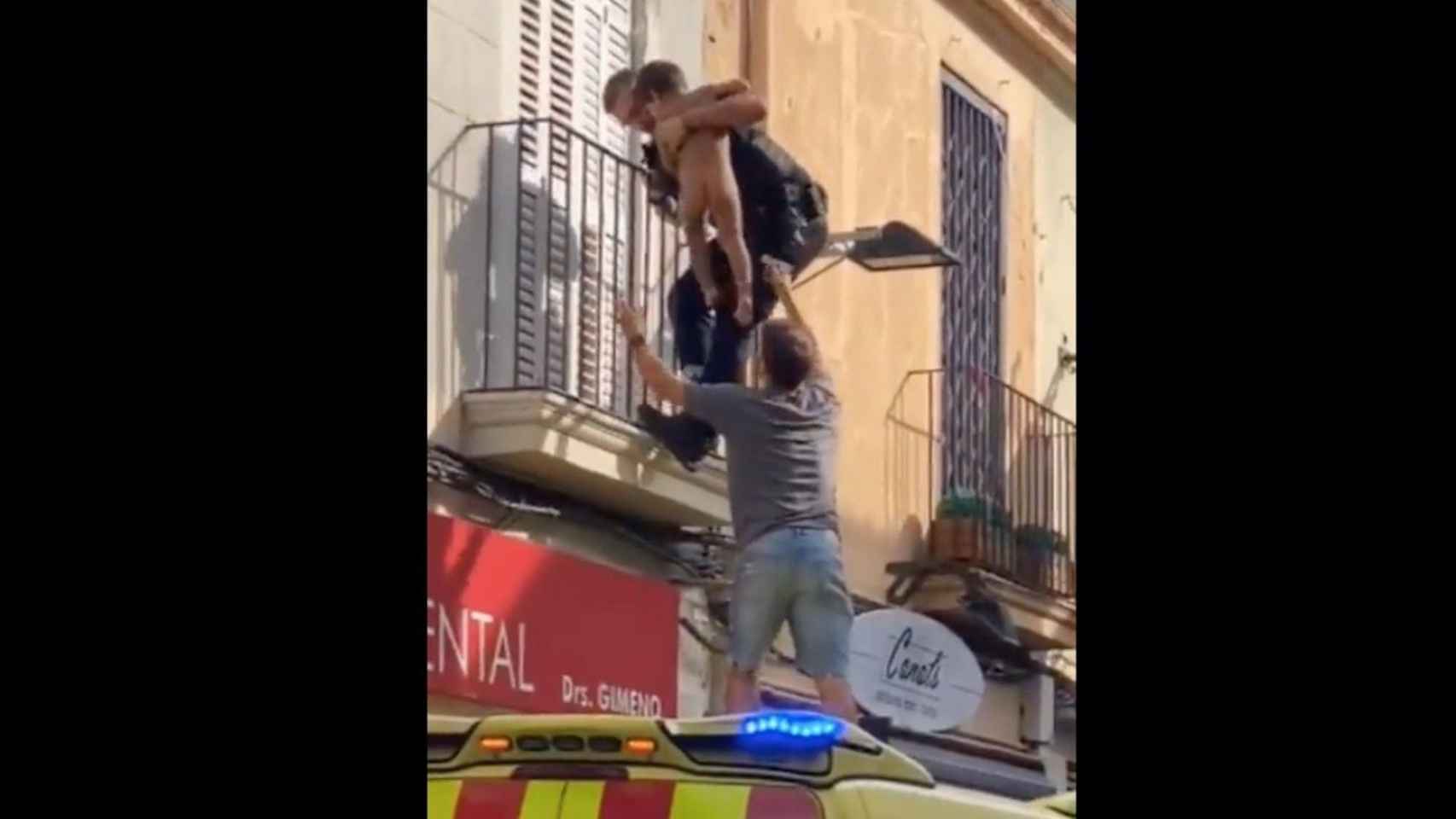 Momento del rescate del niño de un piso del centro de Badalona / TWITTER XAVIER GARCÍA ALBIOL