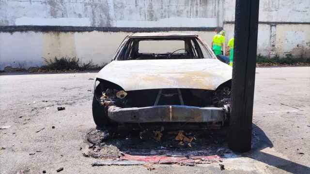 Los restos del coche calcinado en un parking público de El Bon Pastor (Barcelona) / METRÓPOLI
