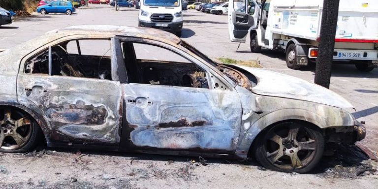 El coche calcinado / METRÓPOLI