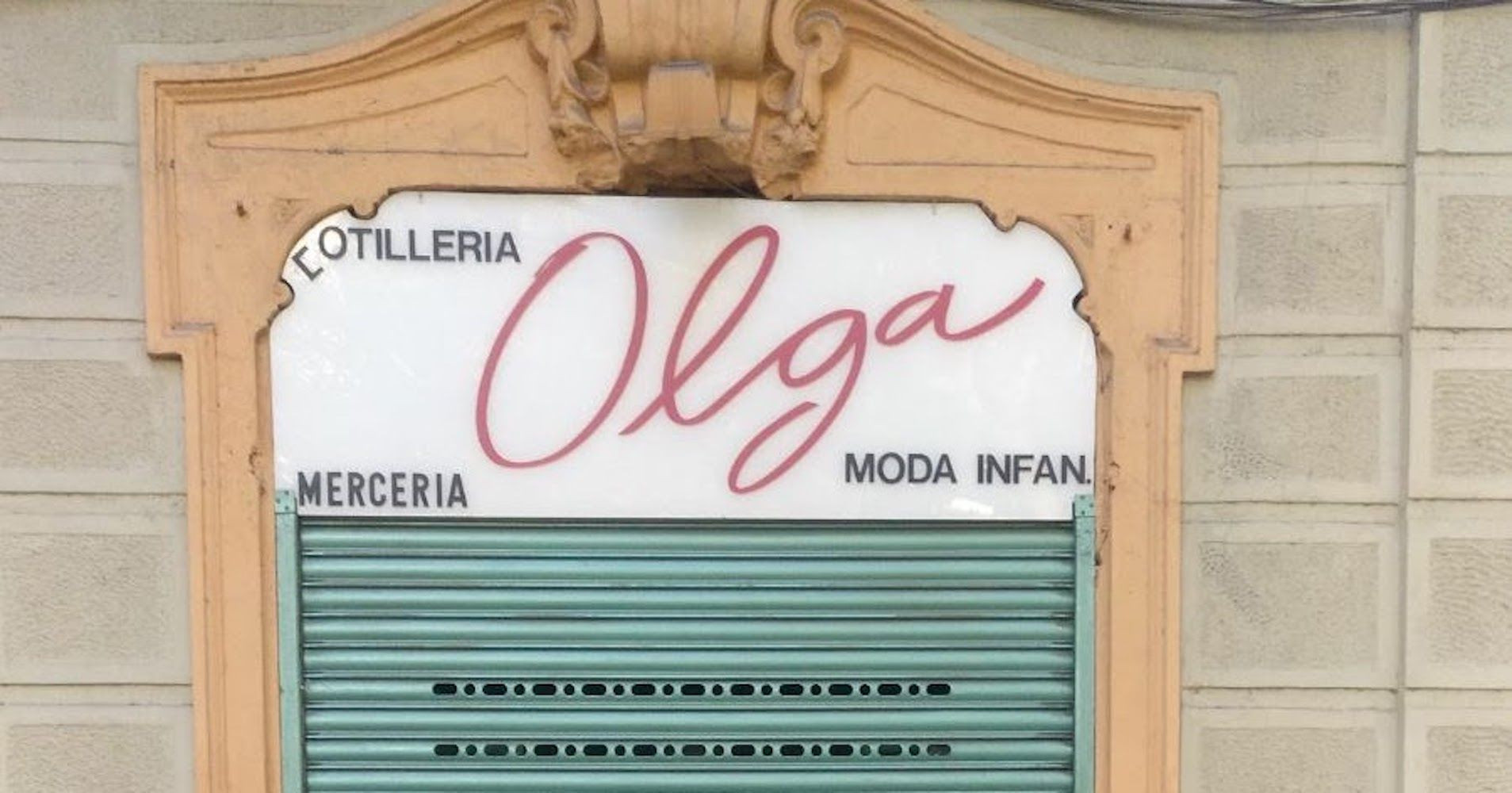 La mercería Olga del Poble-sec, cerrada / PORTES DEL POBLE-SEC