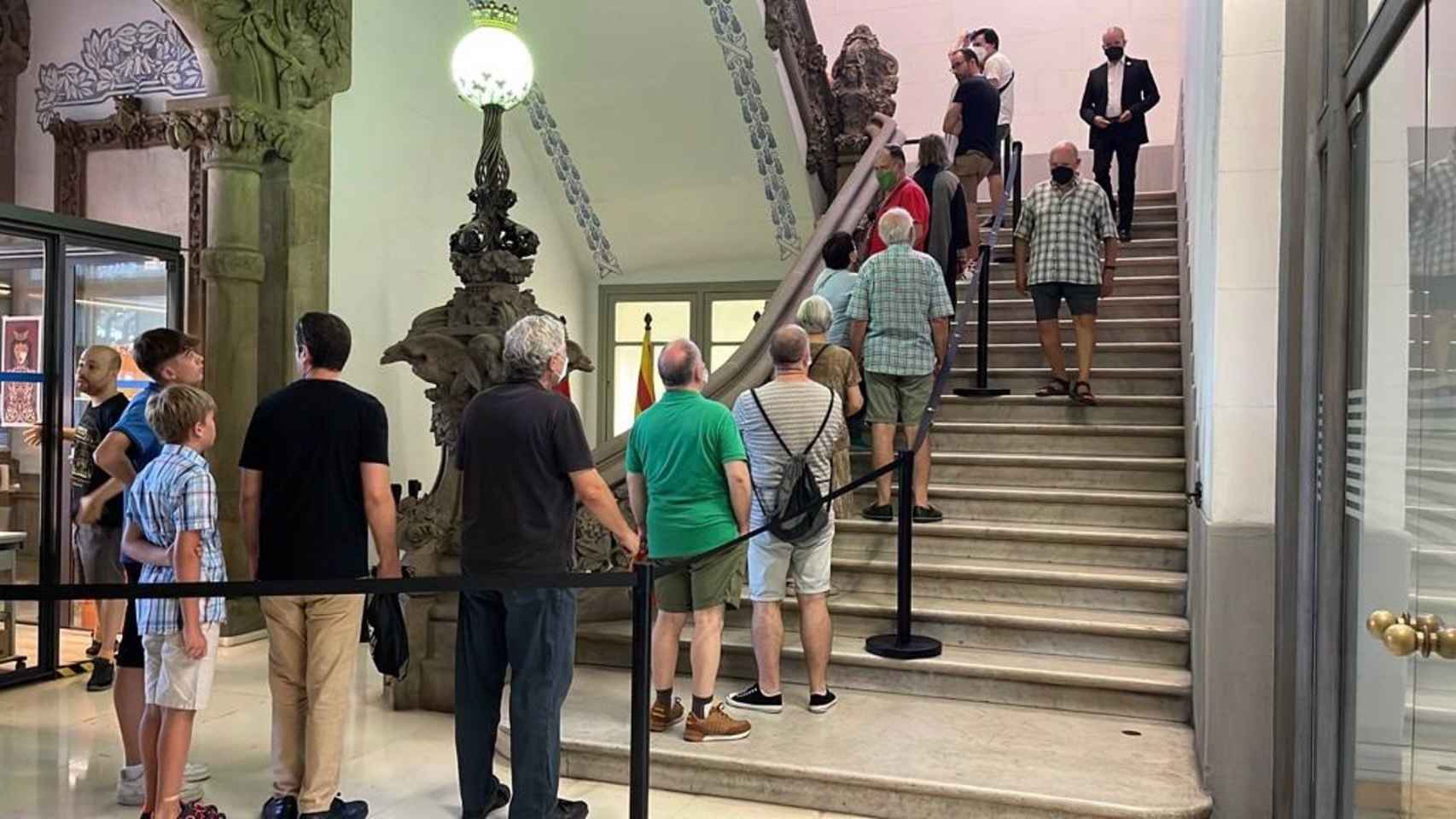 Cola de gente en la capilla ardiente de Núria Feliu, en la sede del Ayuntamiento de Sants-Montjuïc / EUROPA PRESS