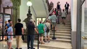 Cola de gente en la capilla ardiente de Núria Feliu, en la sede del Ayuntamiento de Sants-Montjuïc / EUROPA PRESS