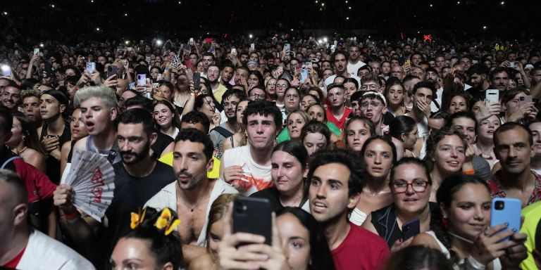 Asistentes al concierto de Rosalía, la noche del sábado en el Palau Sant Jordi / EFE - ALEJANDRO GARCÍA