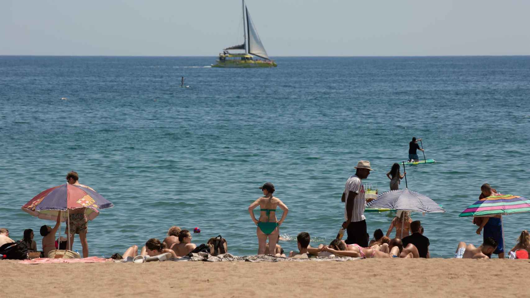 Varias personas en la playa de la Barceloneta / David Zorrakino - EUROPA PRESS