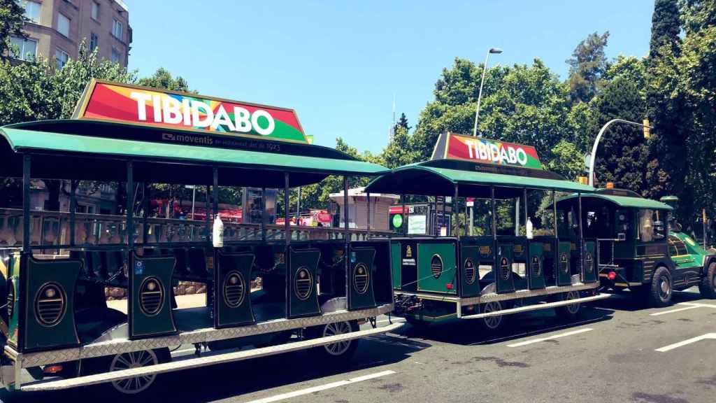 Nuevo trenecito que va desde la plaza John F. Kennedy hasta el Parque de Atracciones del Tibidabo / TWITTER