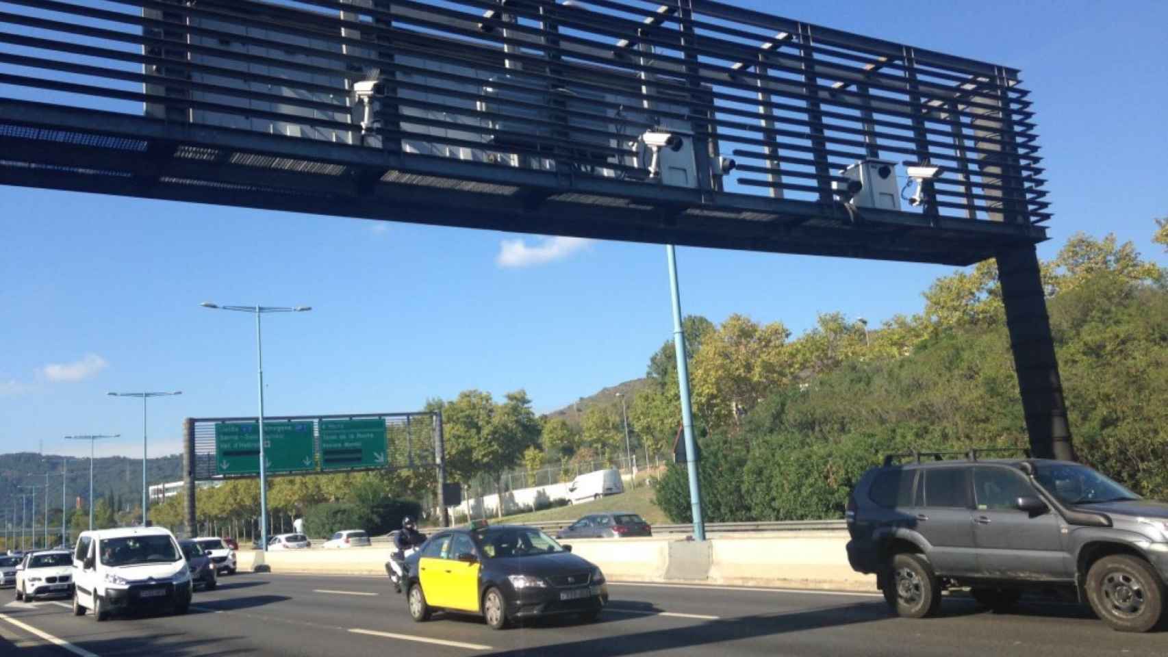 Radar de tramo instalado en la ronda Litoral / AYUNTAMIENTO DE BARCELONA