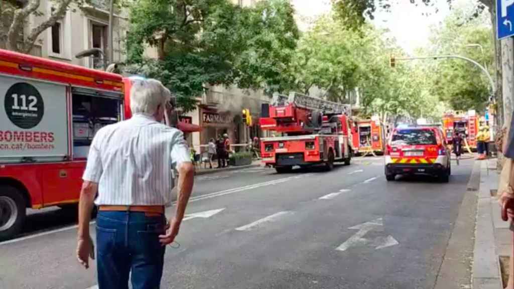 Bomberos apagando el fuego de la farmacia histórica incendiada en Sants / TWITTER