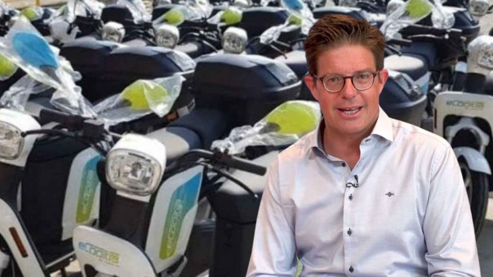 Fotomontaje de Timo Buetefisch, Co-fundador y CEO de Cooltra, con unas motos de la compañía de fondo / METRÓPOLI