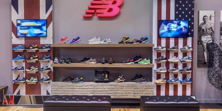 Interior de una tienda de New Balance en Barcelona