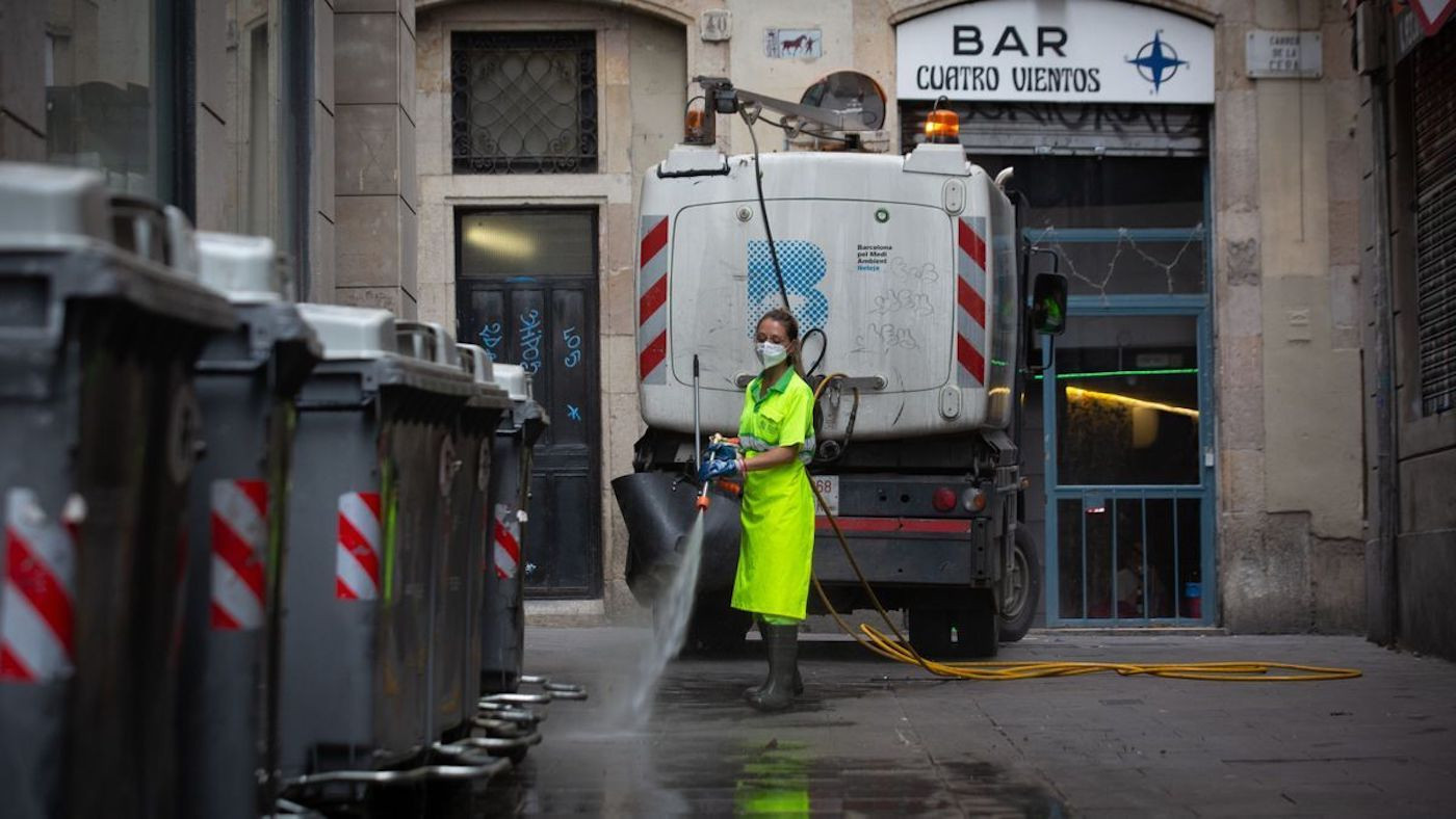  Trabajadora de la limpieza, ataviada con su uniforme de trabajo, realizando una desinfección de contenedores / EUROPA PRESS