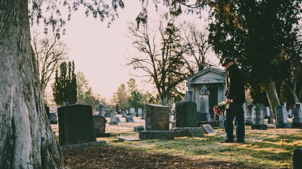 Visita a un cementerio / PEXELS