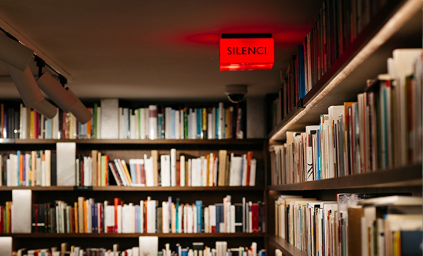 Interior de la librería Finestres de Barcelona / LLIBRERIA FINESTRES