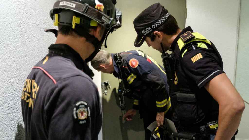 Bombers de Barcelona y Guardia Urbana en el bar de Ciutat Vella