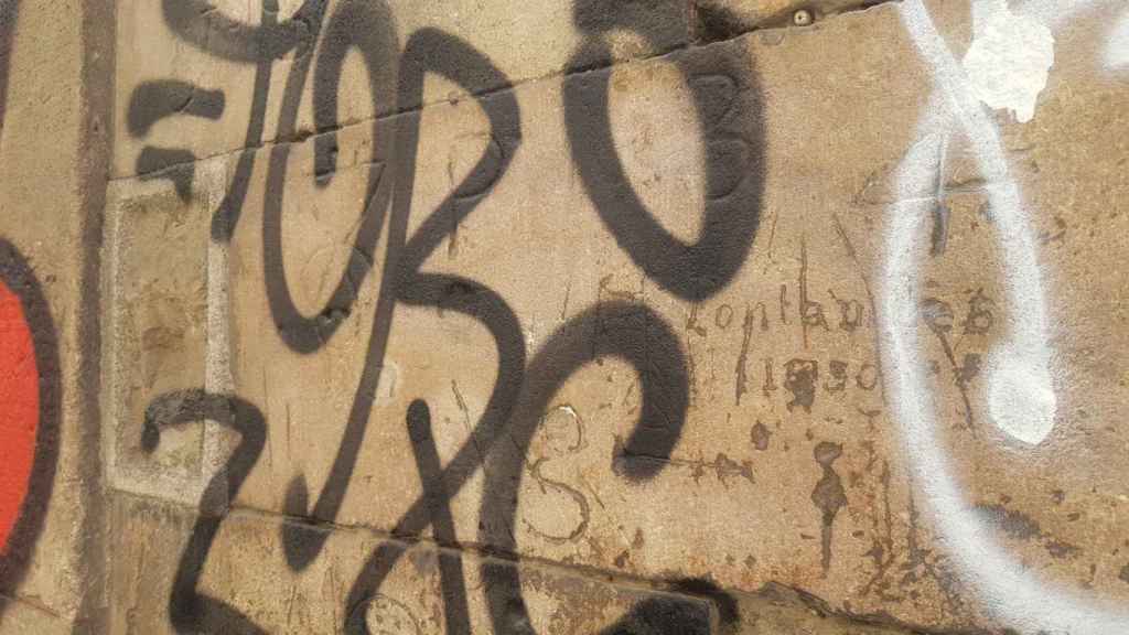 Fachada vandalizada del antiguo Hospital de la Santa Creu i Sant Pau, uno de los edificios emblemáticos de Ciutat Vella / TWITTER