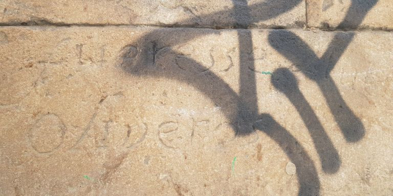 Fachada vandalizada del antiguo Hospital de la Santa Creu i Sant Pau / TWITTER