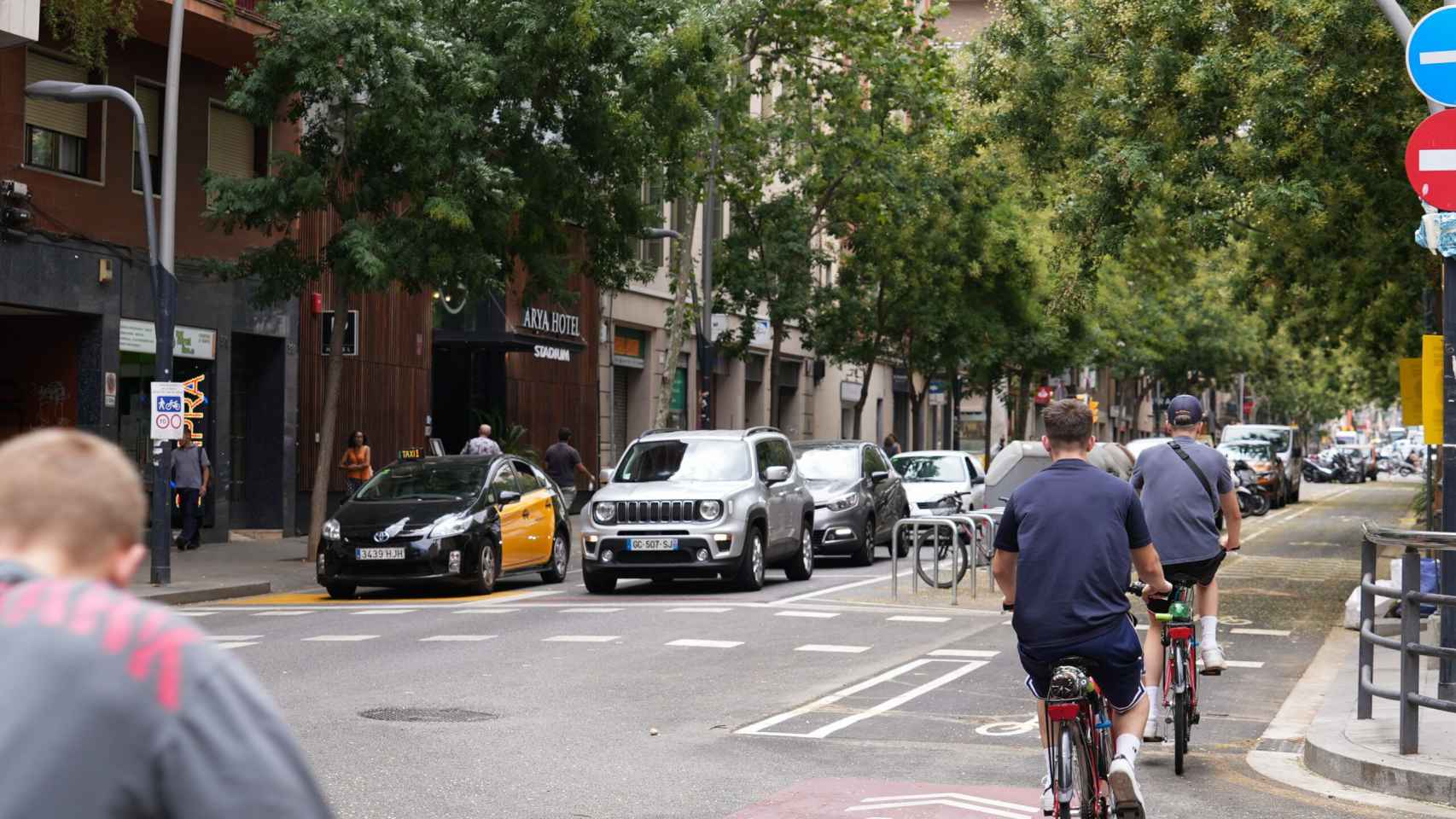 Ciclistas circulando por el carril bici que conecta Barcelona con L'Hospitalet / AJUNTAMENT DE BARCELONA