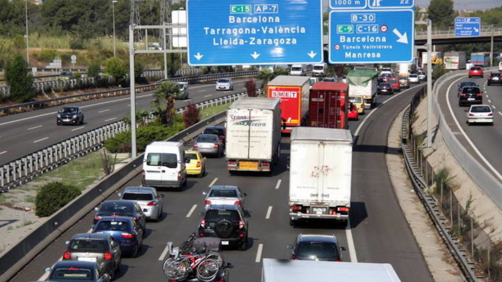 Colas kilométricas de vehículos en la autopista AP-7 en una imagen de archivo