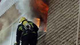 Un efectivo de bomberos entrando al interior de un piso donde se produjo un incendio / ARCHIVO