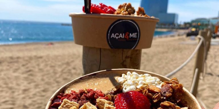 Dos boles de açaí en la playa de la Barceloneta / AÇAÍ&ME