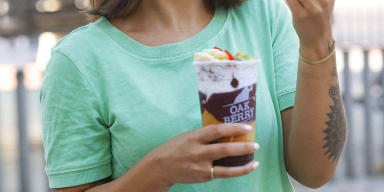 Una mujer degustando un 'bowl' de açaí en Barcelona / OAKBERRY