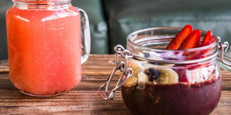 Zumo y bol de açaí en Zenith Brunch & Cocktails / INSTAGRAM