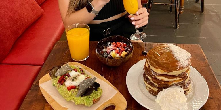 Bol de açaí en la mesa de un desayuno en Billy Brunch / INSTAGRAM