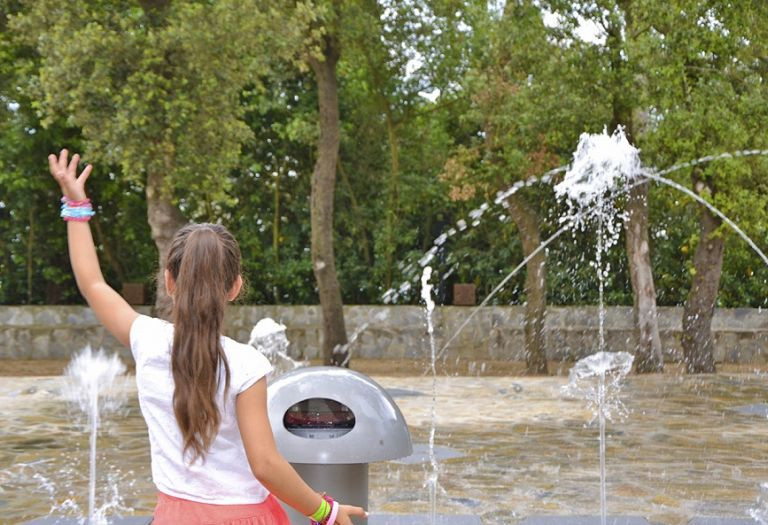 Una niña en el parque de agua del Tibidabo / TIBIDABO