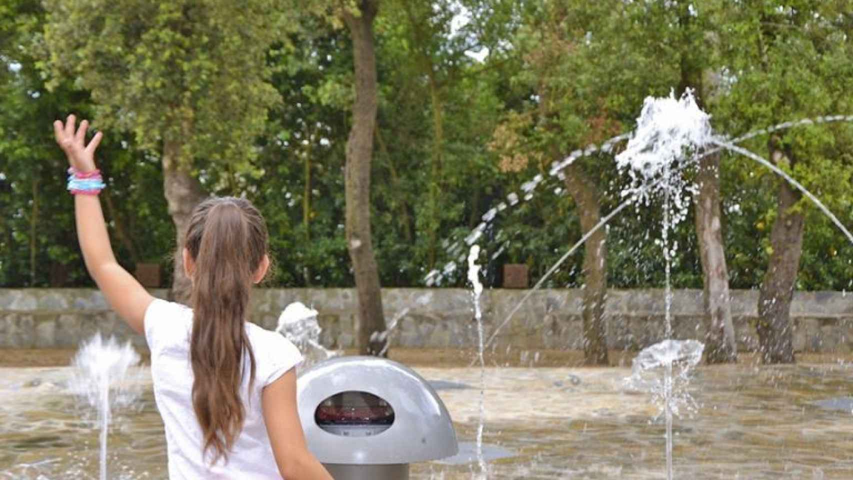 Una niña en el parque de agua del Tibidabo / TIBIDABO