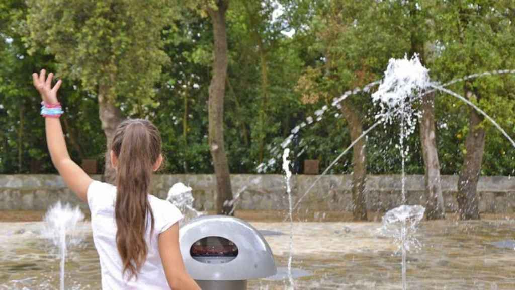 Una niña en el parque de agua del Tibidabo / TIBIDABO