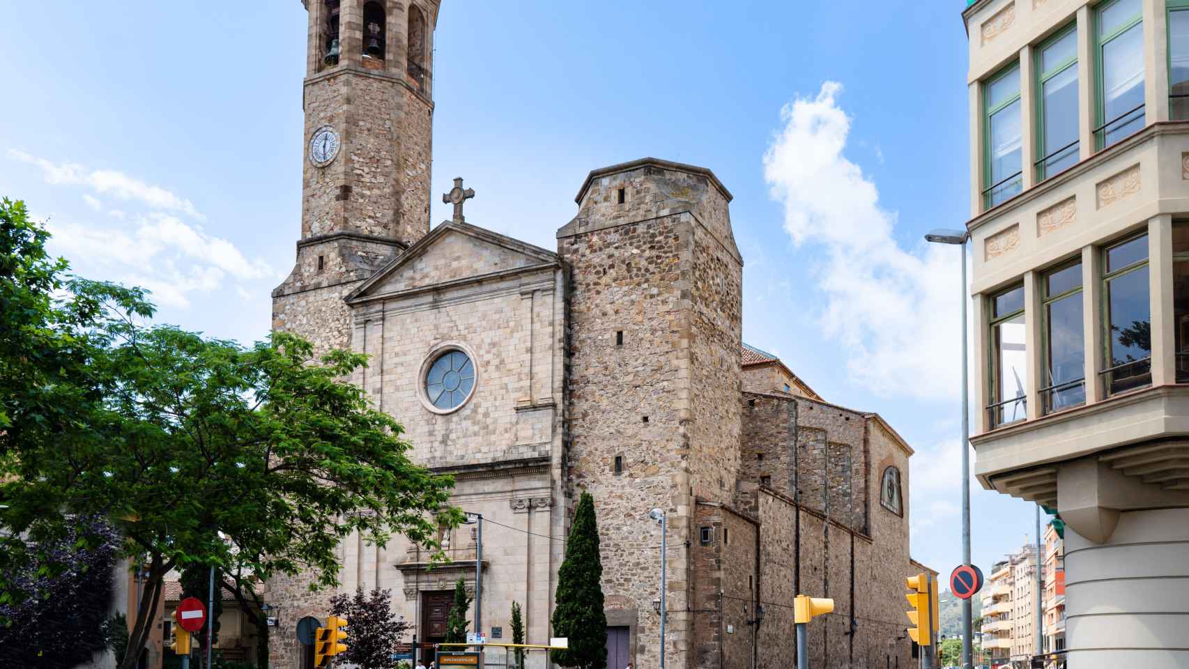 Fachada de la parroquia de Sant Vicenç de Sarrià / INMA SANTOS