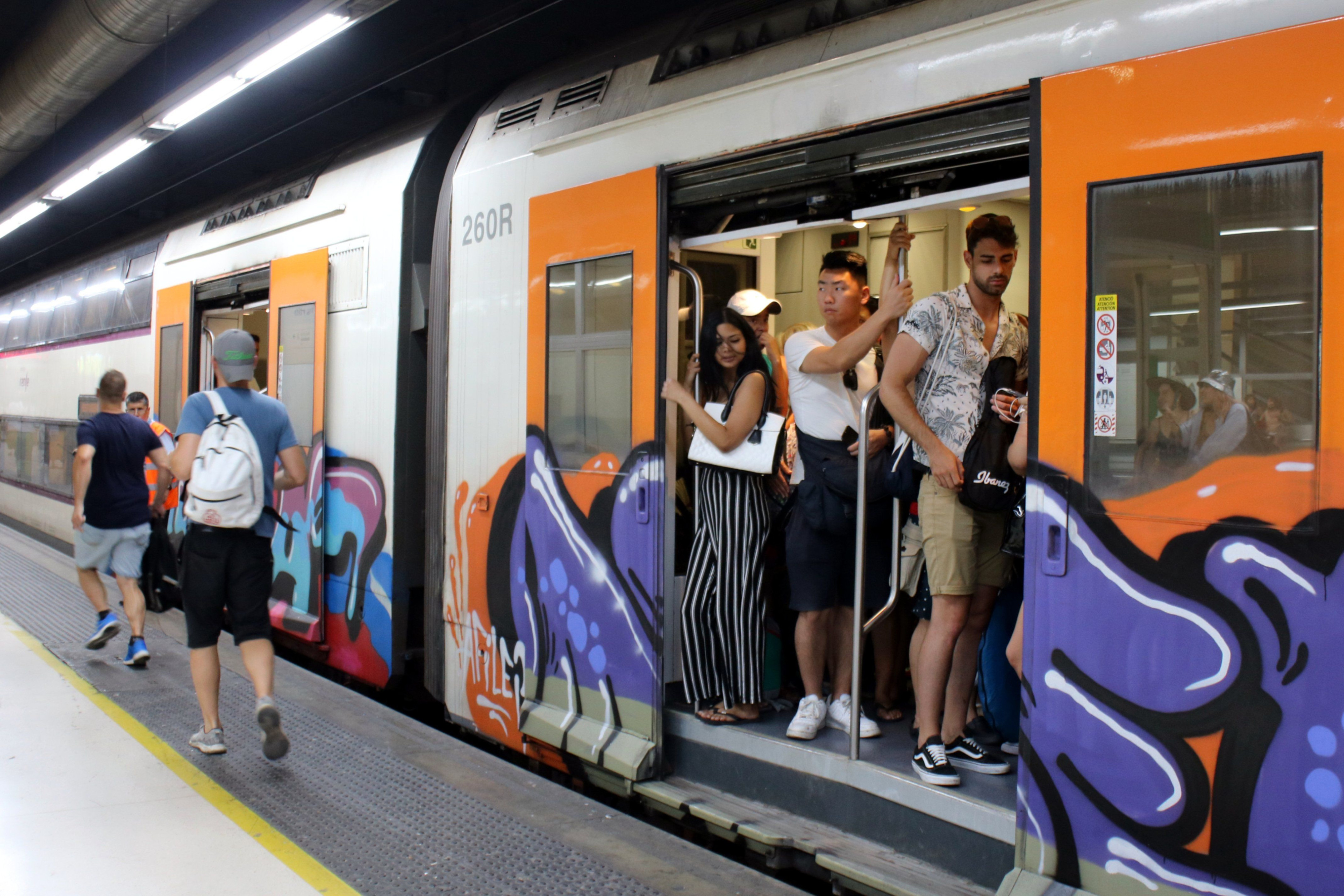 Un tren de Rodalies con grafitis en su exterior en una imagen de archivo / EP