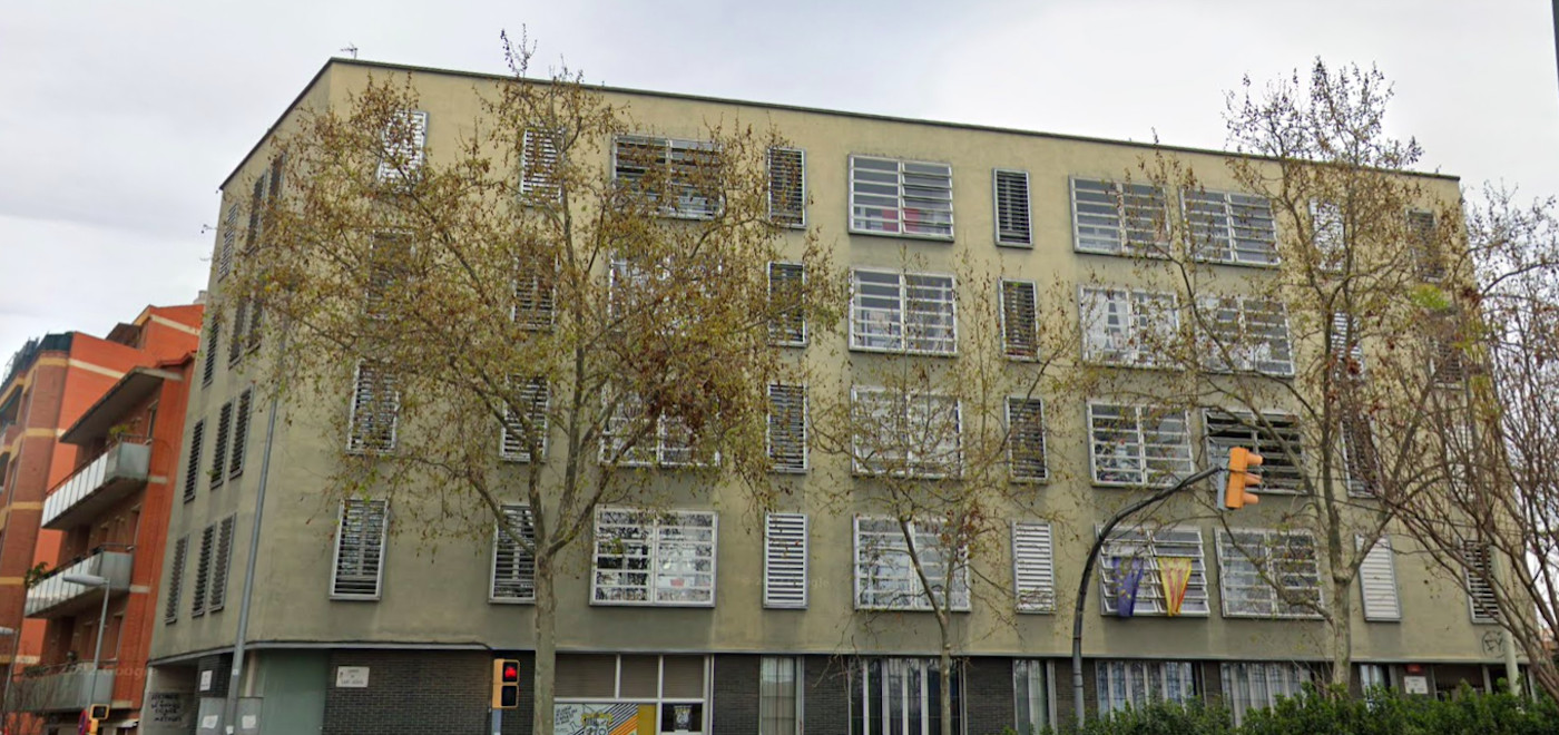 Edificio de Sant Andreu en el que se encontró un cadáver en descomposición, que propició una preocupante plaga de cucarachas / GOOGLE MAPS