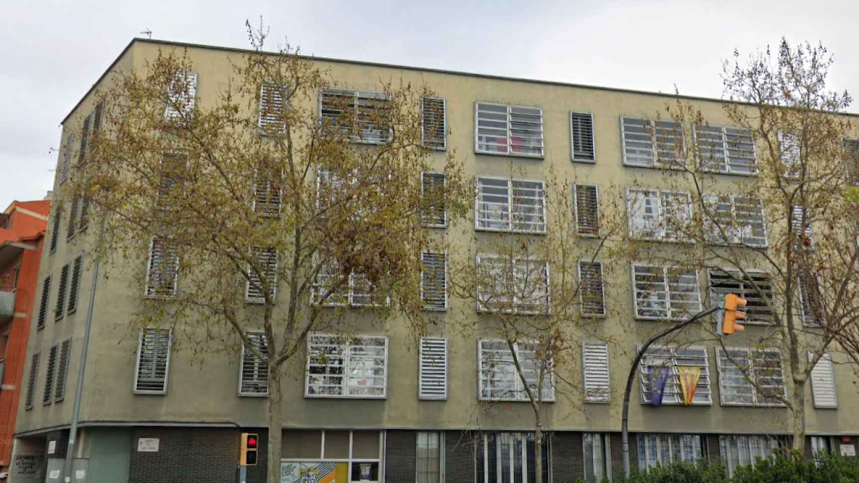 Edificio de Sant Andreu en el que se encontró un cadáver en descomposición, que propició una preocupante plaga de cucarachas / GOOGLE MAPS