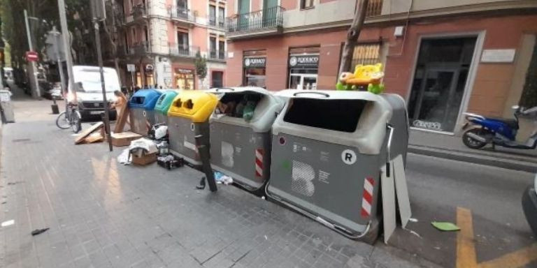 Mal estado de los contenedores de basura en el Poble-sec / CEDIDA