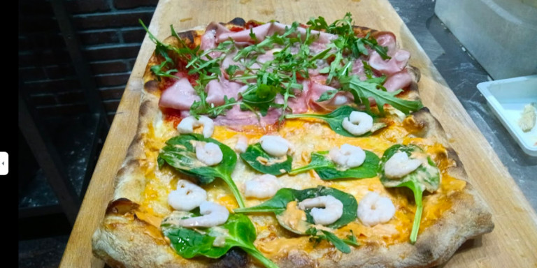 Pizza de dos gustos de CarosOne La Pizza / TRIPADVISOR