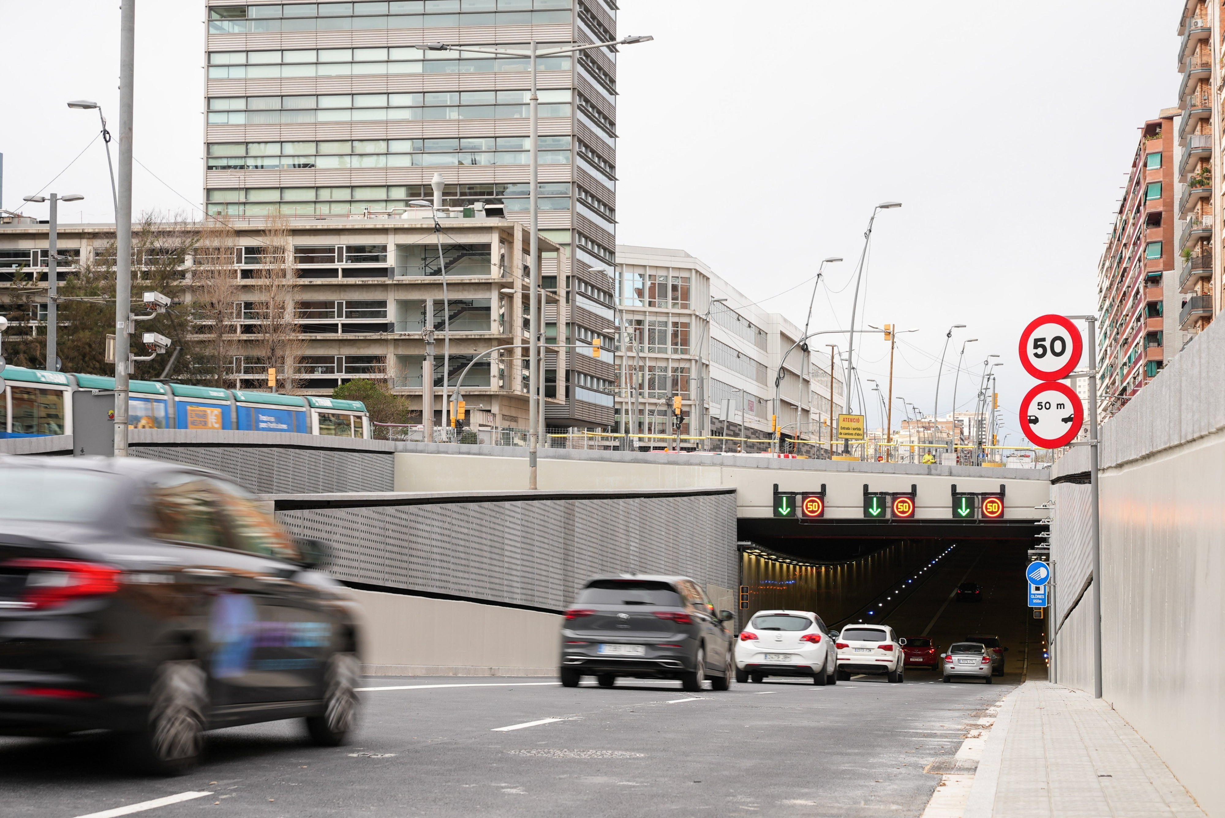 Coches en la nueva boca del túnel de Glòries en sentido Llobregat / AYUNTAMIENTO DE BARCELONA