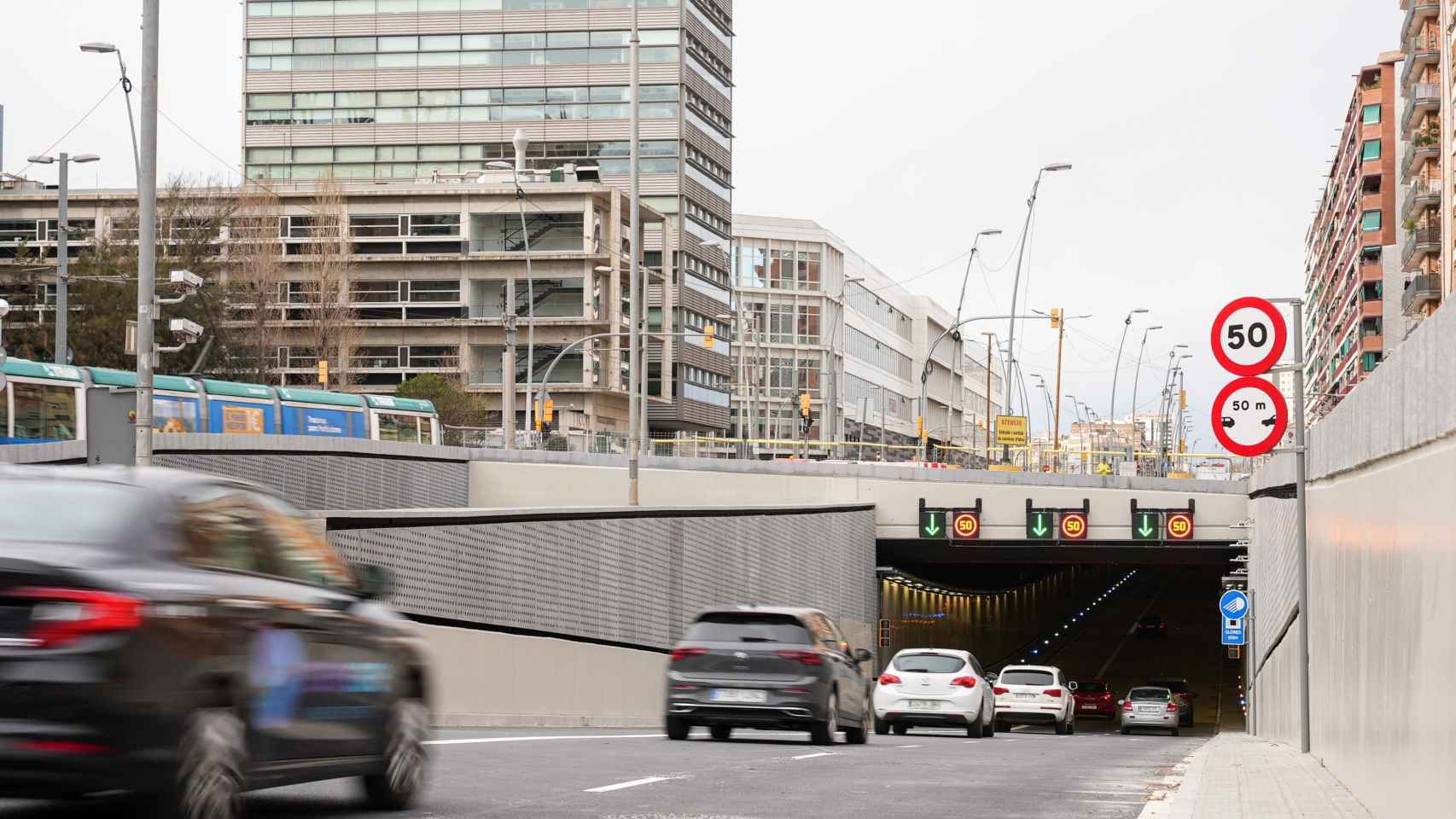 Coches en la nueva boca del túnel de Glòries en sentido Llobregat / AYUNTAMIENTO DE BARCELONA