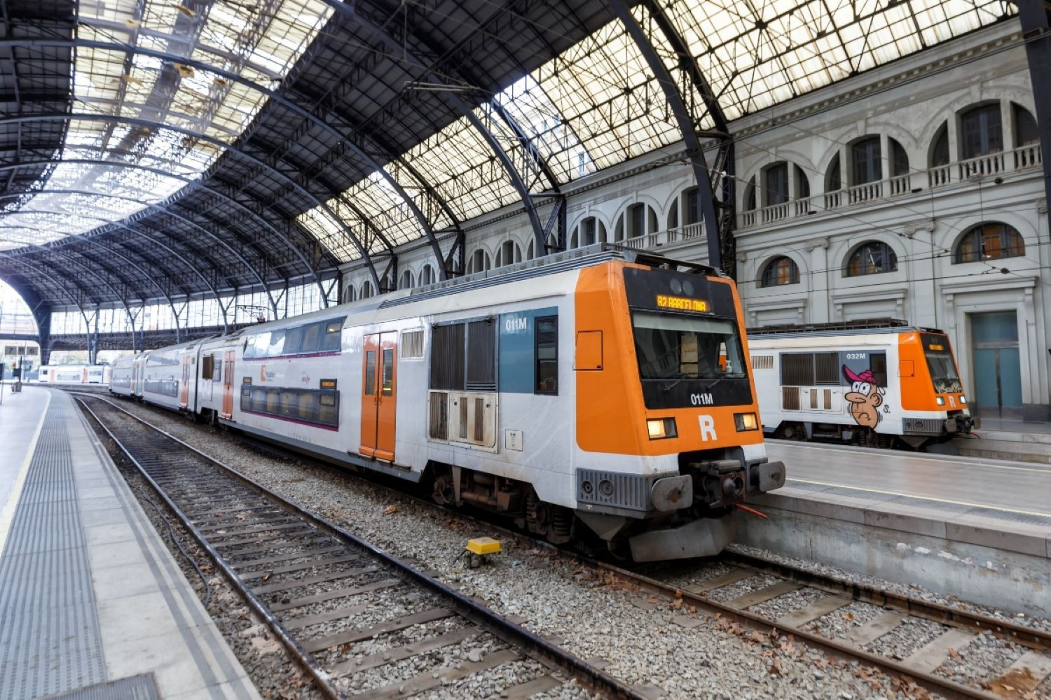 Convoy de Rodalies en una estación de Barcelona / ARCHIVO