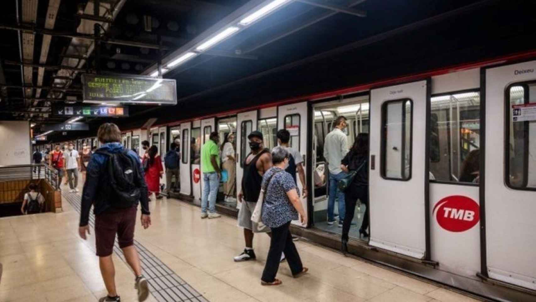 Un tren parado en una estación de metro de Barcelona