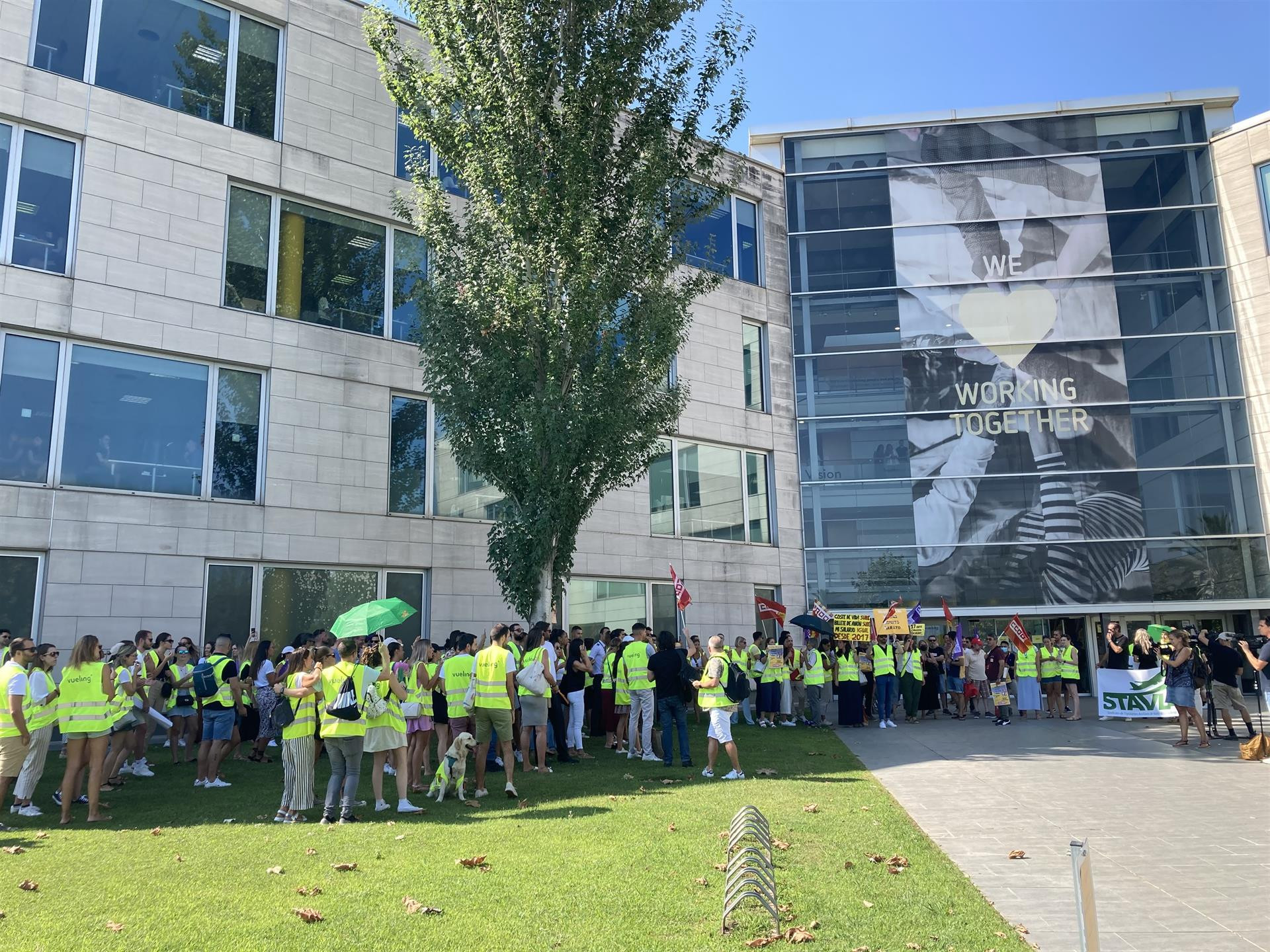 Trabajadores de Vueling durante la protesta del 2 de agosto en L'Hospitalet de Llobregat / EUROPA PRESS