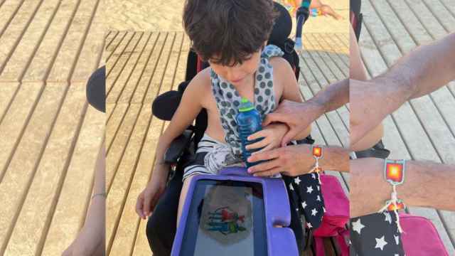 Bruno, el niño con pluridiscapacidad a quien le han robado la tablet en la playa de Nova Icària / CEDIDA
