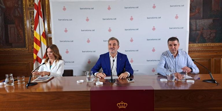 La directora general de B:SM, Marta Labata; el primer teniente de alcalde del Ayuntamiento de Barcelona y presidente de B:SM, Jaume Collboni ; y el director del Gremi de Restauració de Barcelona, Roger Pallarols / EUROPA PRESS