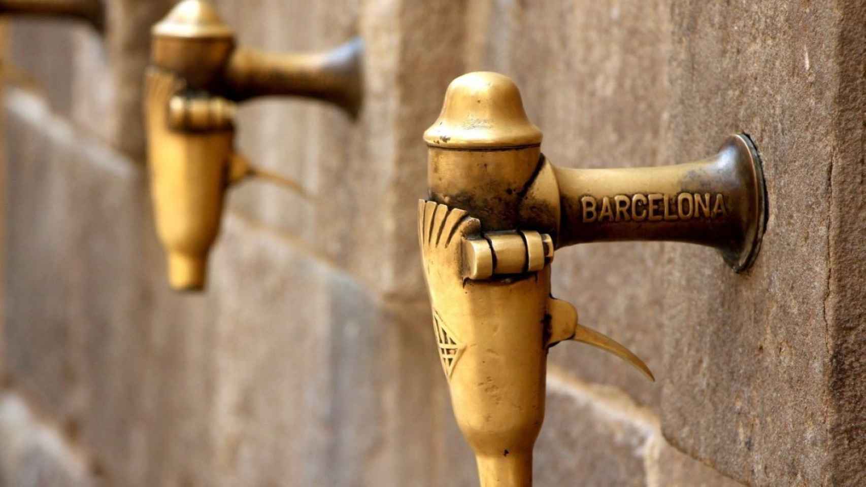 Fuente con varios grifos en Barcelona