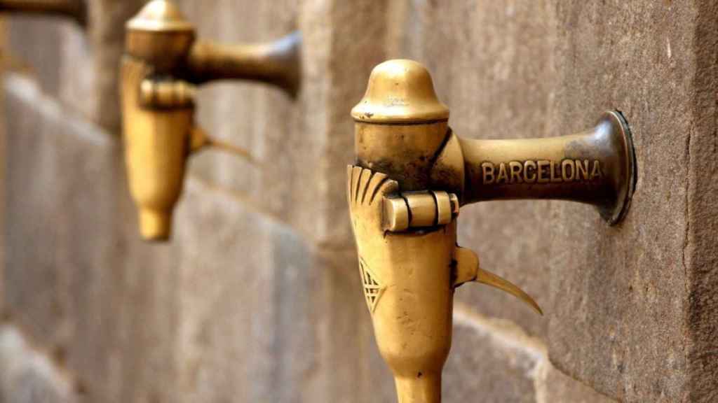 Fuente con varios grifos en Barcelona