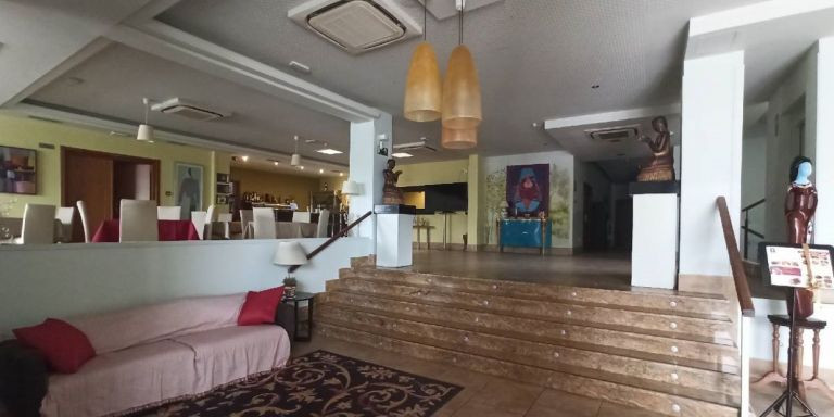 Interior de un hotel con un aire acondicionado en el techo