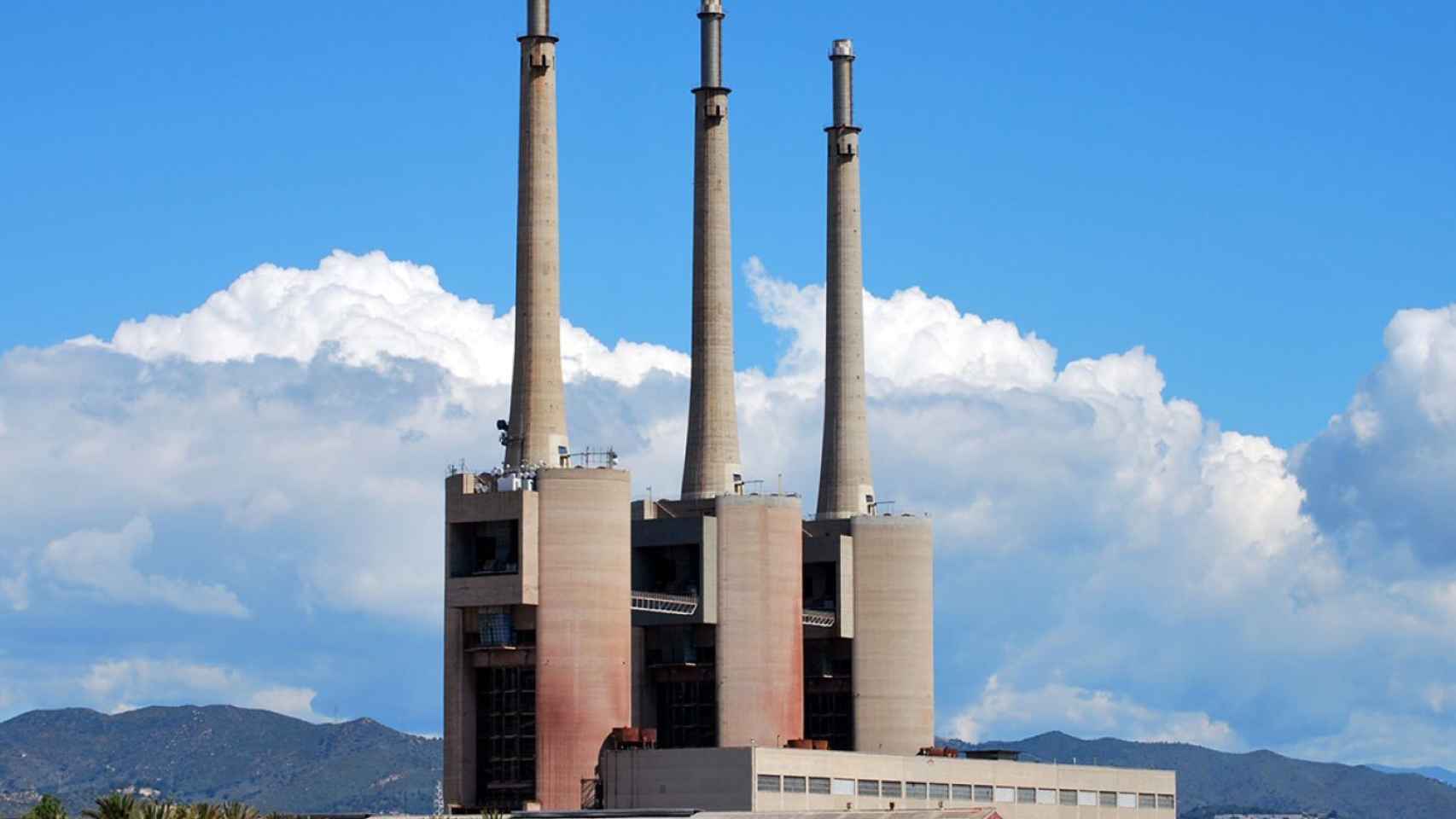 Las Tres Chimeneas en Sant Adrià de Besòs, cercanas al nuevo puerto de entrada marina de fibra óptica / ARCHIVO