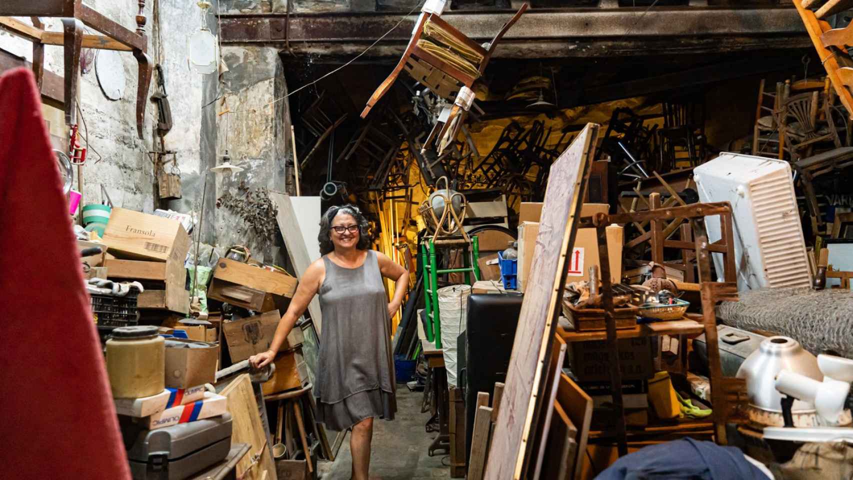 Júlia Domingo en su taller en el Raval / LUIS MIGUEL AÑÓN (MA)