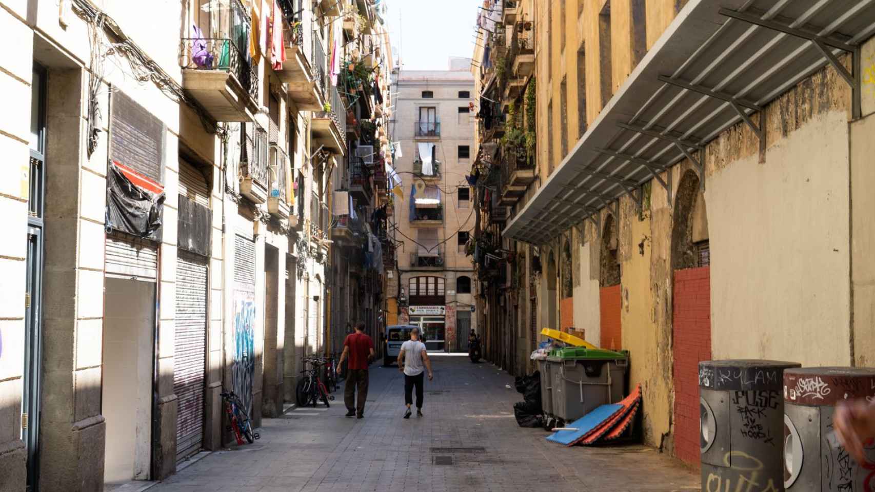 La calle Vistalegre del Raval, donde se encuentra la última narcofinca  / LUIS MIGUEL AÑÓN (MA)