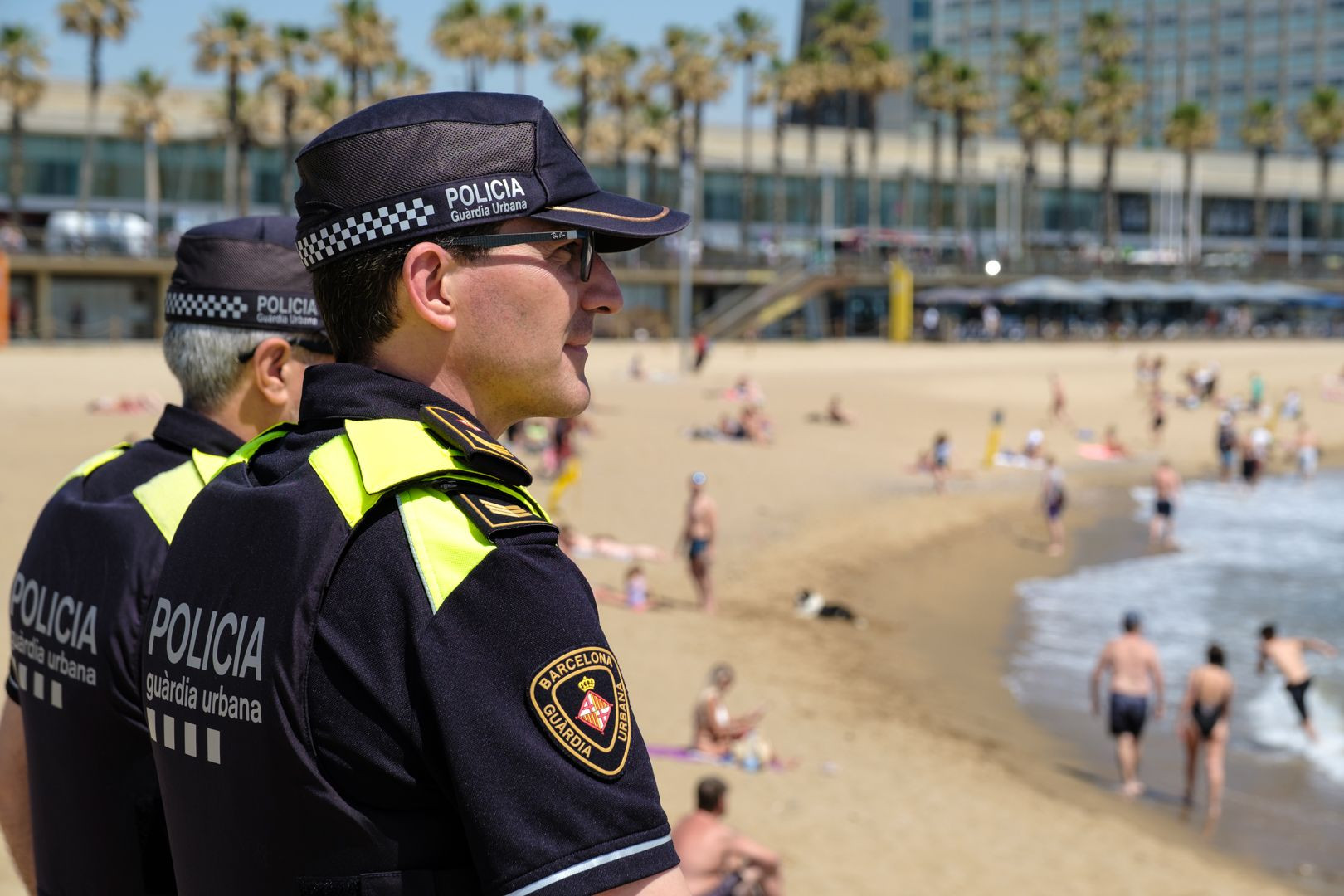 Agentes de la Guardia Urbana en una playa de Barcelona / GUARDIA URBANA